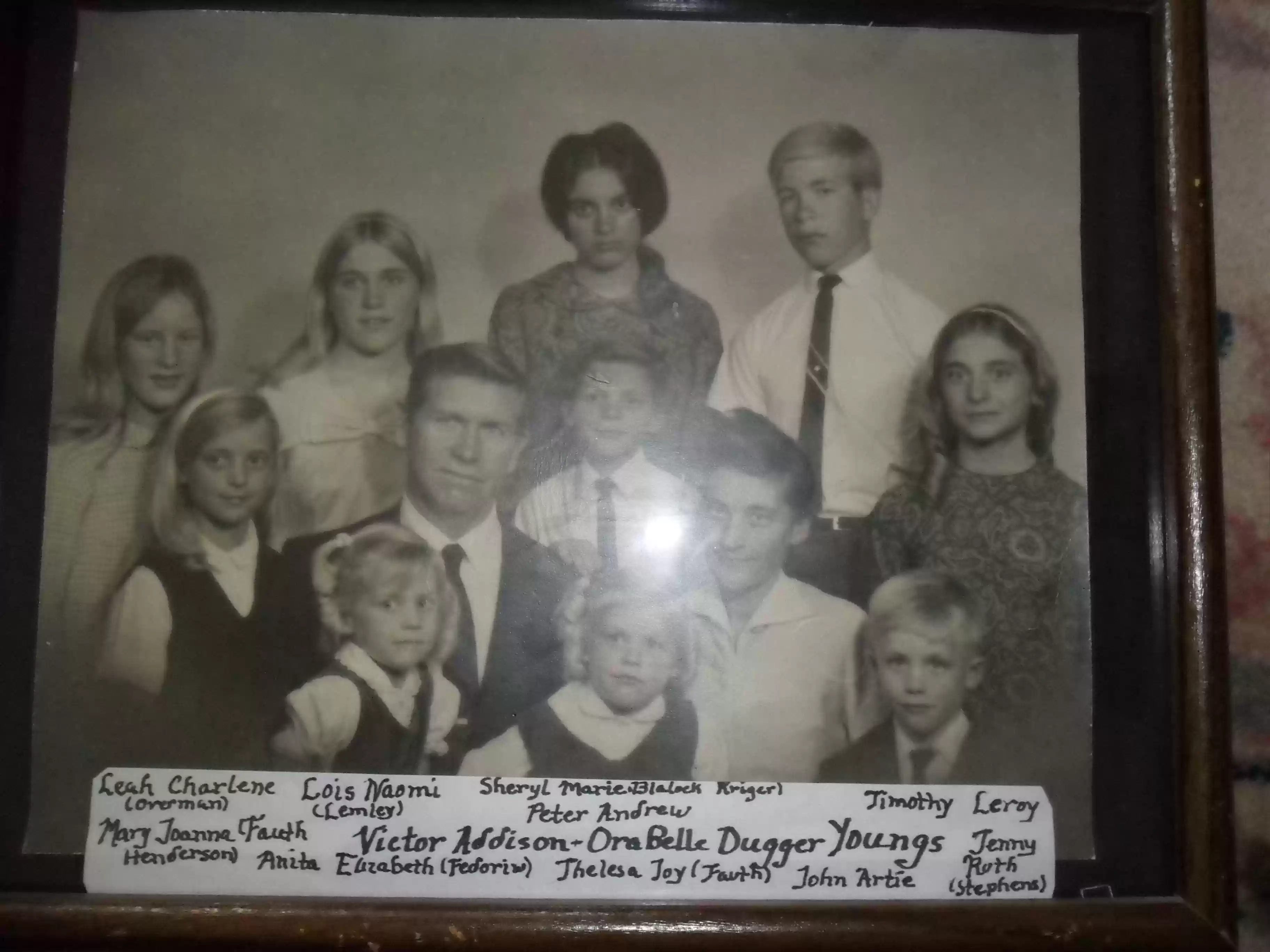 SAM_0504-Lois' parents (Victor Addison and Orabelle Dugger Youngs) and siblings. Front row-Anita, Thelesa (Lesa), John. Middle row - Joanna, Victor